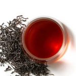 درجه بندی چای با بینی الکترونیکی - لیوان چای در کنار دانه های چای