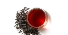 درجه بندی چای با بینی الکترونیکی - لیوان چای در کنار دانه های چای