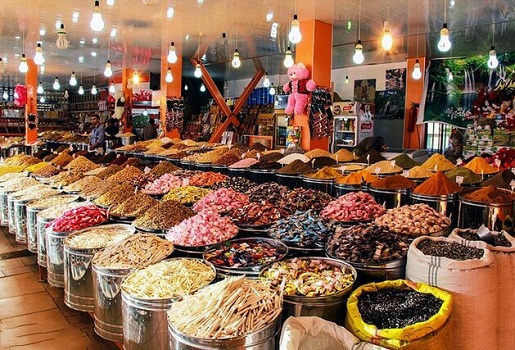 تصویری از خشکبار و آجیل در مغازه در داخل گونی های بزرگ زیبا