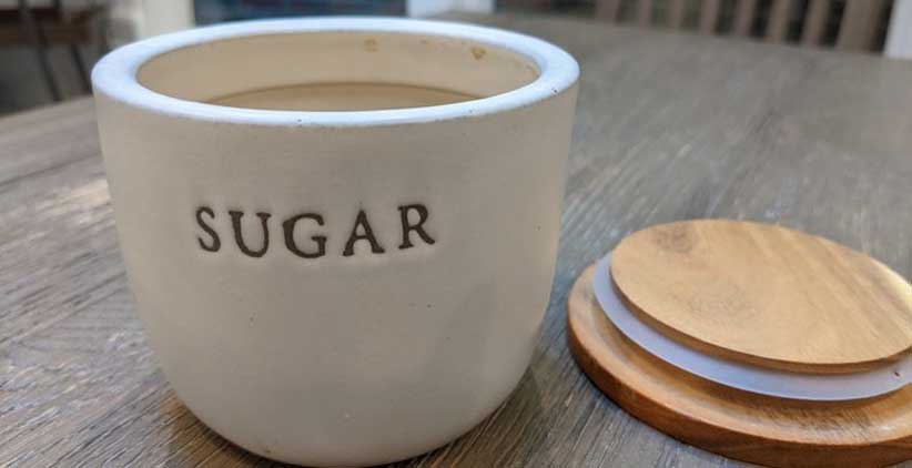 تاثیر طعم و مزه بر خرید - یک فنجان قهوه با در چوبی