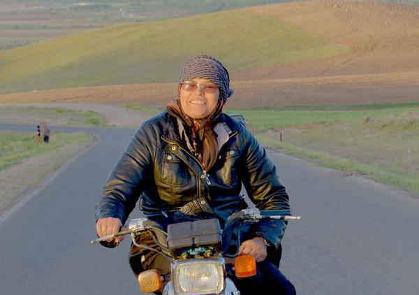 زهرا شاهوردی - یک زن روستایی در حال موتورسواری
