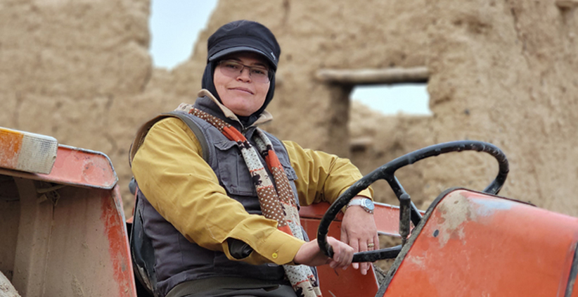 سارا شاهوردی هنگام کار کشاورزی - زن سوار بر تراکتور