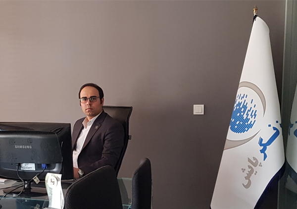 یاسر عشورزاده در دفتر کارش