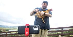 فیلمبرداری مرد کشاورز ازخود و فعالیت هایش برای نمایش اینترنتی