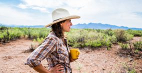 زن کشاورز آمریکایی در مزرعه