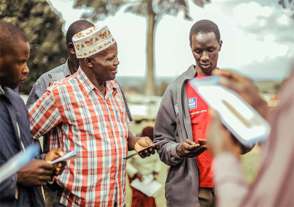 استفاده مردم آفریقا از موبایل - مرد آفریقایی موبایل به دست - نیجریه