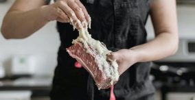 پوشاندن سطح گوشت با مواد برای تخمیر آن