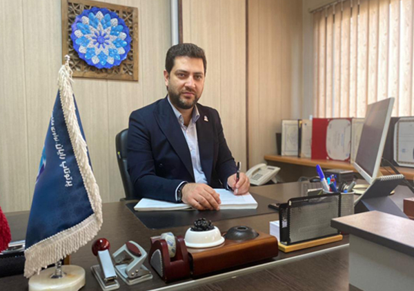 حمید بهنگار در دفتر کار