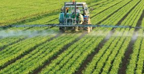 فعالیت دستگاه آلات کشاورزی در زمین کشاورزی