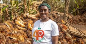 نقشش زنان در تولید غذا - یک زن کشاورز آفریقایی در کنار مزرعه اش ایستاده است